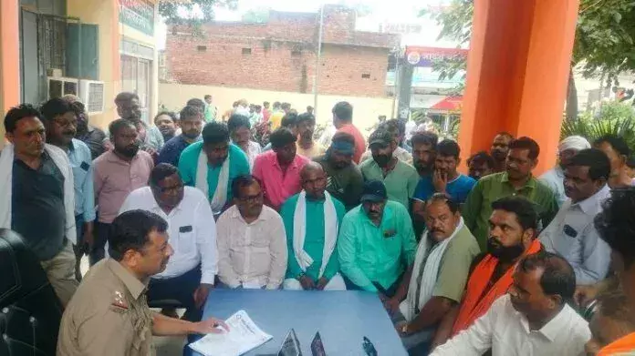 Farrukhabad: सफाई नायक पर जानलेवा हमले से नाराज़ संगठन
