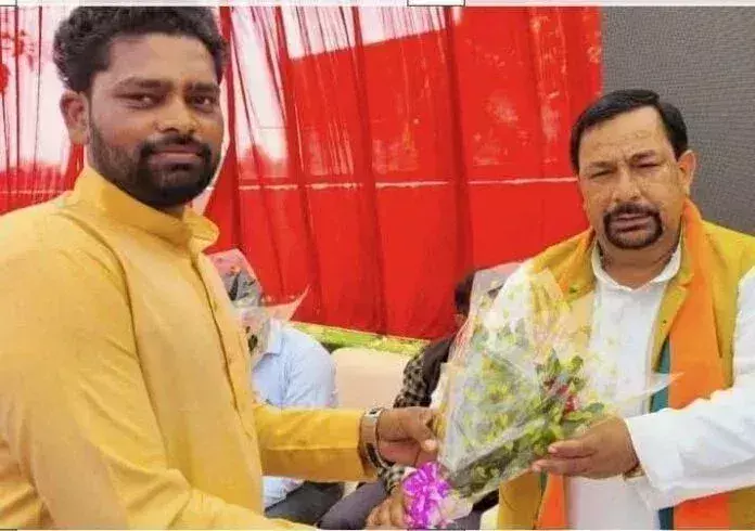 Farrukhabad: सांसद प्रतिनिधि की गिरफ्तारी में नियमों की अनदेखी, मामला गरमाया Farrukhabad: सांसद प्रतिनिधि की गिरफ्तारी में नियमों की अनदेखी, मामला गरमाया