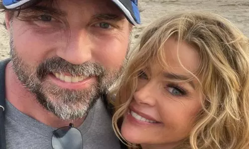 Denise Richards ने अलग हुए पति आरोन फ़िपर्स पर आरोप लगाया