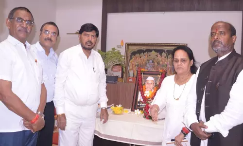 केंद्रीय मंत्री रामदास अठावले पहुंचे बृजमोहन निवास