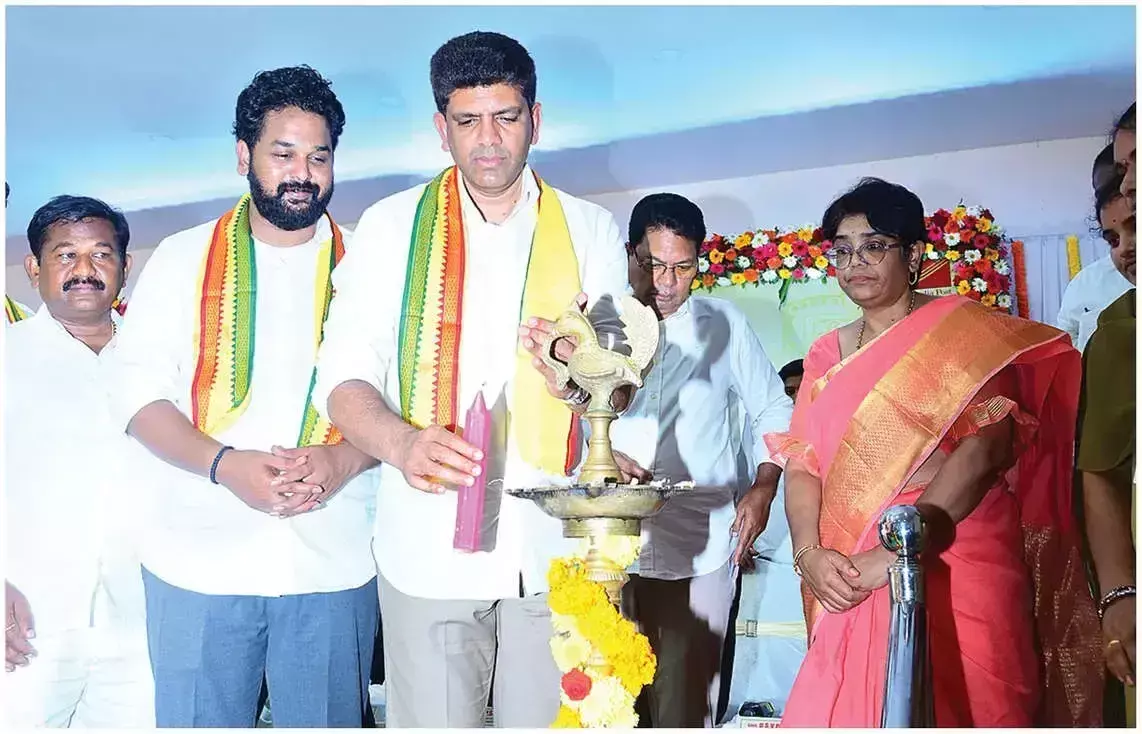 Andhra: पेम्मासानी का कहना है कि डाकघर आधुनिक सेवा केंद्रों के रूप में विकसित हो रहे हैं Andhra: पेम्मासानी का कहना है कि डाकघर आधुनिक सेवा केंद्रों के रूप में विकसित हो रहे हैं