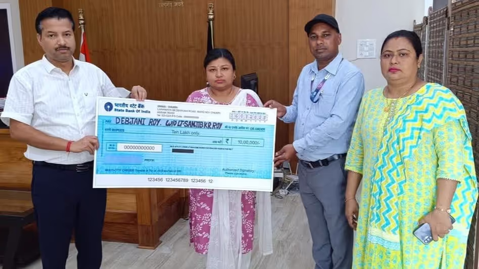 धुबरी डीसी ने चुनाव ड्यूटी पर मृत शिक्षक की विधवा को 10 लाख रुपये सौंपे