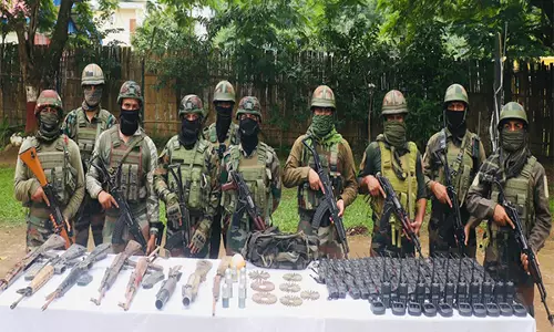 Arunachal Pradesh: सुरक्षा बलों ने भारी मात्रा में हथियार और गोला-बारूद किया बरामद Arunachal Pradesh: सुरक्षा बलों ने भारी मात्रा में हथियार और गोला-बारूद किया बरामद