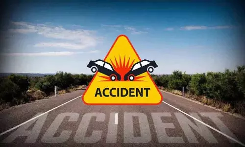 Hyderabad ORR पर कार के ट्रक से टकराने से तीन लोगों की मौत Hyderabad ORR पर कार के ट्रक से टकराने से तीन लोगों की मौत