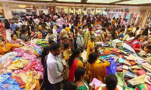 Hyderabad: साउथ इंडिया शॉपिंग मॉल मेगा आषाढ़म छूट दे रहा Hyderabad: साउथ इंडिया शॉपिंग मॉल मेगा आषाढ़म छूट दे रहा