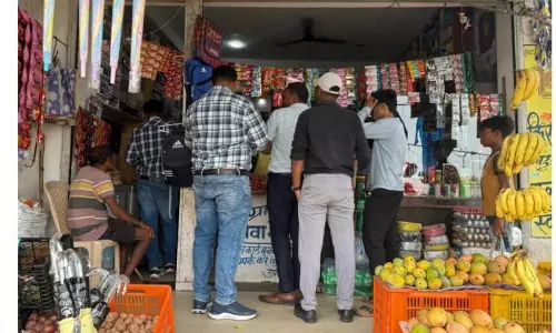 स्कूल पास के दुकानों, पान ठेलों, होटल और गुमटियों पर जुर्माना स्कूल पास के दुकानों, पान ठेलों, होटल और गुमटियों पर जुर्माना