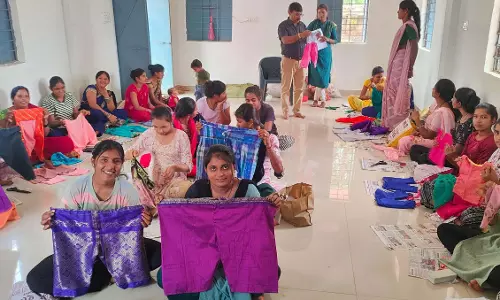 बालिकाओं को आत्मरक्षा और सिलाई का प्रशिक्षण बालिकाओं को आत्मरक्षा और सिलाई का प्रशिक्षण