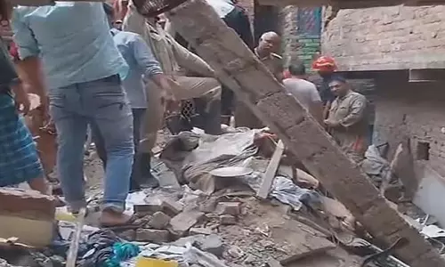 Mumbai : चॉल गिरने से बड़ा हादसा, राहत और बचाव कार्य जारी Mumbai : चॉल गिरने से बड़ा हादसा, राहत और बचाव कार्य जारी