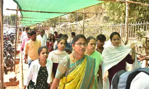 Andhra: आषाढ़ साएरी चढ़ाने के लिए दुर्गा मंदिर में उमड़ी श्रद्धालुओं की भीड़ Andhra: आषाढ़ साएरी चढ़ाने के लिए दुर्गा मंदिर में उमड़ी श्रद्धालुओं की भीड़