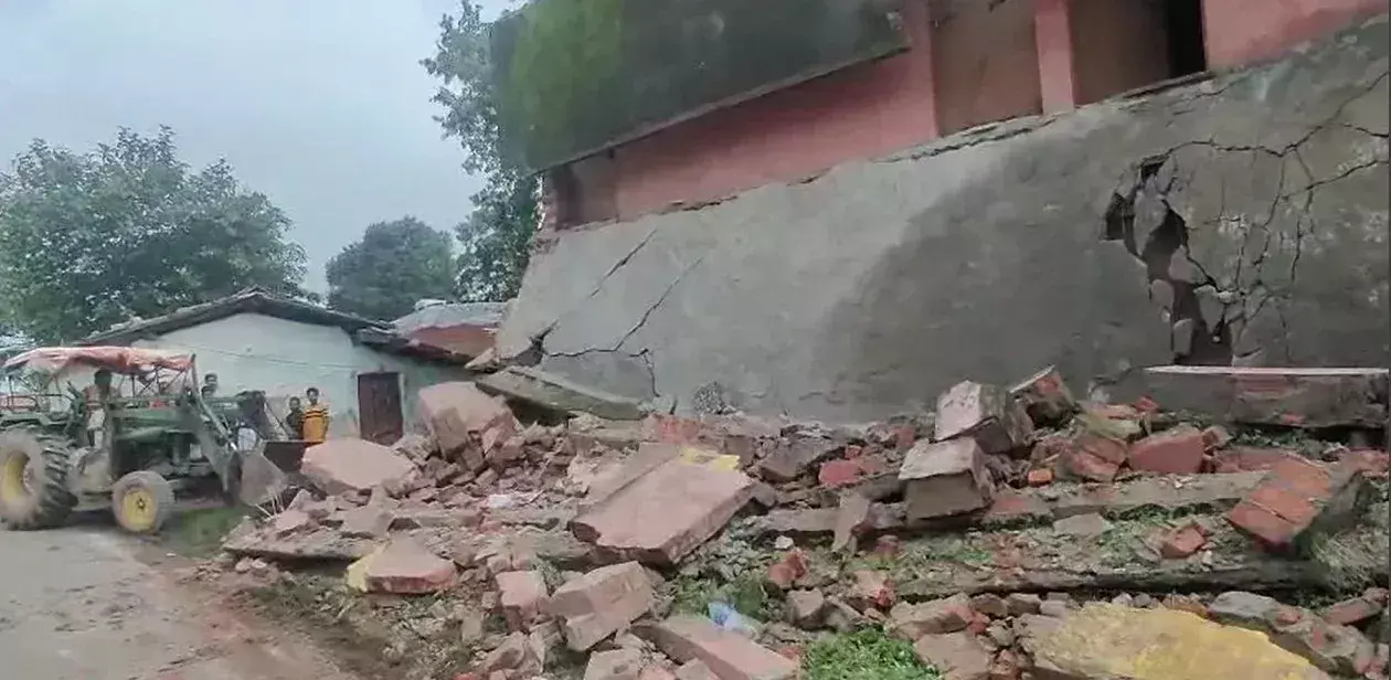 Ranchi: स्कूल की छत गिरने से बुजुर्ग की मौत, दो घायल Ranchi: स्कूल की छत गिरने से बुजुर्ग की मौत, दो घायल