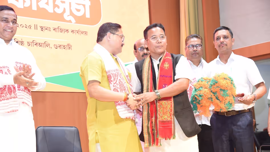 Assam में पूर्व उल्फा कमांडर, शीर्ष वकील, पूर्व आप प्रमुख भाजपा में शामिल