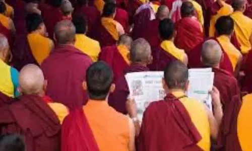 Thai पुलिस ने बौद्ध भिक्षुओं को बहकाने और ब्लैकमेल करने के आरोप में एक महिला को गिरफ्तार किया