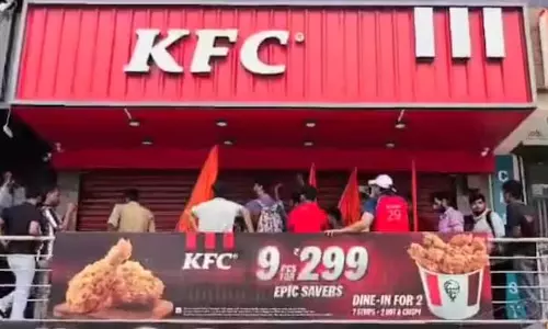 हिंदू रक्षा दल ने गाजियाबाद KFC को बंद कराया हिंदू रक्षा दल ने गाजियाबाद KFC को बंद कराया