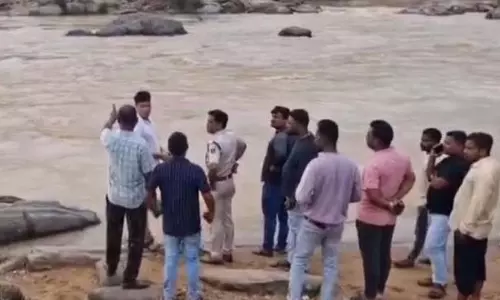 Jharsuguda: सेल्फी लेते समय बैंक कर्मचारी भेडन नदी में गिरा, लापता