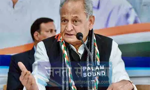 गहलोत ने वाड्रा का समर्थन किया, मोदी सरकार पर निशाना