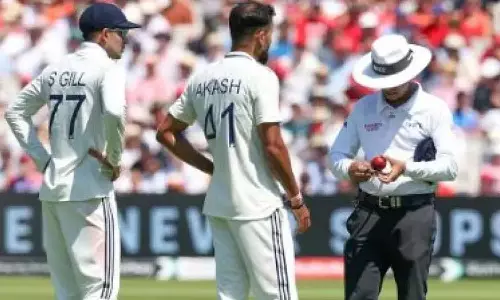 इंग्लैंड दौरे में ड्यूक्स गेंद बनी चिंता का कारण, BCCI और ECB कर रहे जांच इंग्लैंड दौरे में ड्यूक्स गेंद बनी चिंता का कारण, BCCI और ECB कर रहे जांच