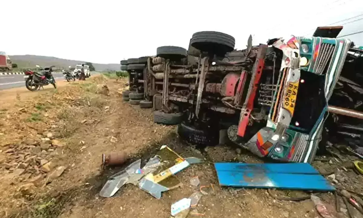 Andhra: कडप्पा में एक लॉरी के सड़क से उतर जाने से दो लोगों की मौत हो गई