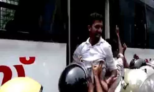 KEAM घोटाले के खिलाफ एबीवीपी का मार्च, कई हिरासत में KEAM घोटाले के खिलाफ एबीवीपी का मार्च, कई हिरासत में