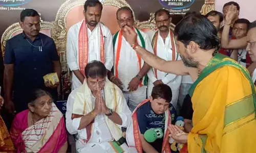 Telangana : मंत्री श्रीधर बाबू ने बसारा में देवी सरस्वती के दर्शन किए