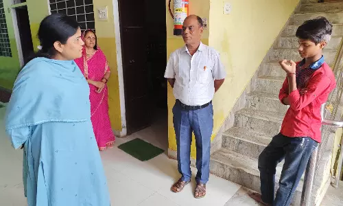 Madhopur: सचिव ने रूकमणी वृद्धाश्रम और त्रिनेत्र बालगृह में व्यवस्थाओं की जांच की