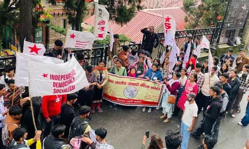 Himachal: छात्र और महिलाएं परिसर में उत्पीड़न के मामलों में न्याय की मांग कर रहे Himachal: छात्र और महिलाएं परिसर में उत्पीड़न के मामलों में न्याय की मांग कर रहे