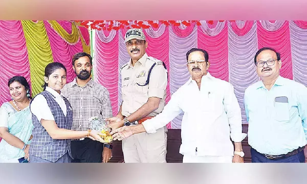 Andhra: स्कूल का अलंकरण आयोजित किया गया Andhra: स्कूल का अलंकरण आयोजित किया गया