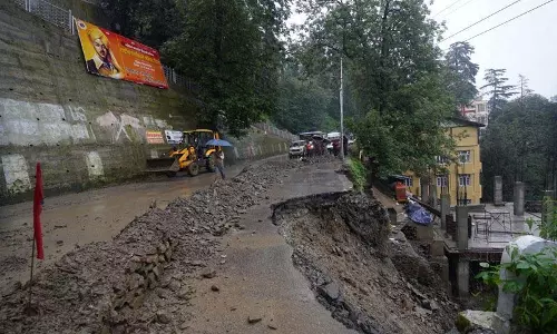 मूसलधार बारिश से जनजीवन अस्त-व्यस्त, 250 सड़कें बंद, ऑरेंज अलर्ट जारी मूसलधार बारिश से जनजीवन अस्त-व्यस्त, 250 सड़कें बंद, ऑरेंज अलर्ट जारी