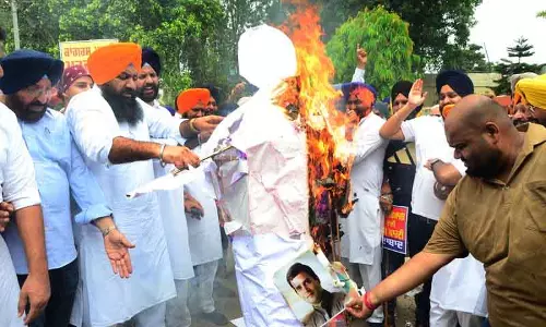 Akali Dal कार्यकर्ताओं ने कांग्रेस भवन में घुसकर प्रवेश द्वार को क्षतिग्रस्त किया