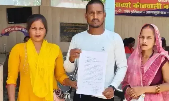 Barabanki: होमगार्ड की बेतुकी हरकत, अस्पताल परिसर में थप्पड़ मारकर मचा हड़कंप Barabanki: होमगार्ड की बेतुकी हरकत, अस्पताल परिसर में थप्पड़ मारकर मचा हड़कंप