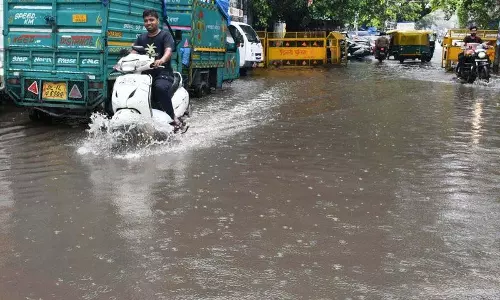 Delhi : कई हिस्सों में बारिश, आईएमडी ने ‘येलो अलर्ट’ जारी किया