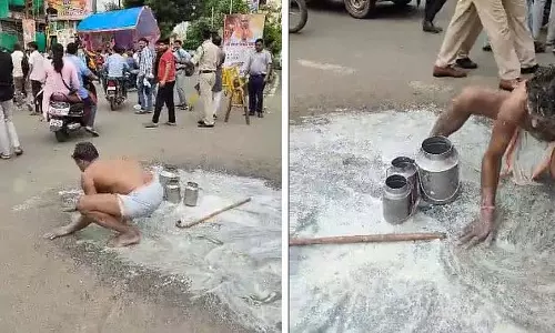 सर्विस में देरी से नाराज़ दूधवाले का अनोखा प्रदर्शन, सड़क पर दूध फैलाया