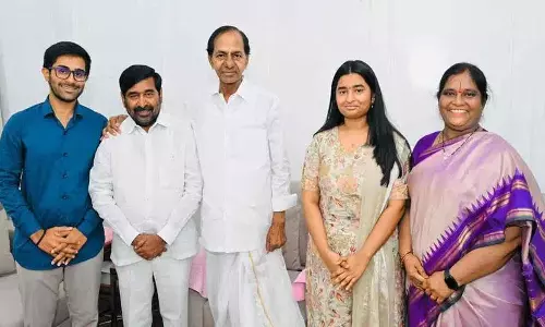 Jagadish Reddy ने अपने जन्मदिन पर केसीआर का आशीर्वाद लिया