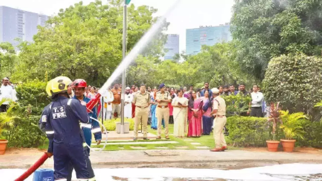 साइबराबाद पुलिस ने आपातकालीन तैयारियों को मजबूत करने के लिए फायर मॉक ड्रिल का आयोजन किया