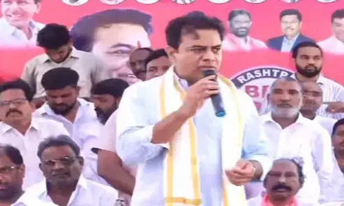 लोग इसलिए पीड़ित हैं क्योंकि कांग्रेस उन्हें वोट देने के पाप की सजा दे रही है: KTR लोग इसलिए पीड़ित हैं क्योंकि कांग्रेस उन्हें वोट देने के पाप की सजा दे रही है: KTR