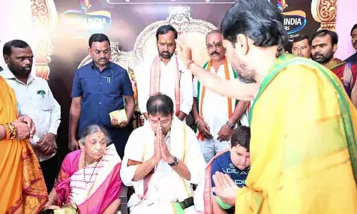 मंत्री श्रीधर बाबू ने बसारा अम्मावर का दौरा किया मंत्री श्रीधर बाबू ने बसारा अम्मावर का दौरा किया