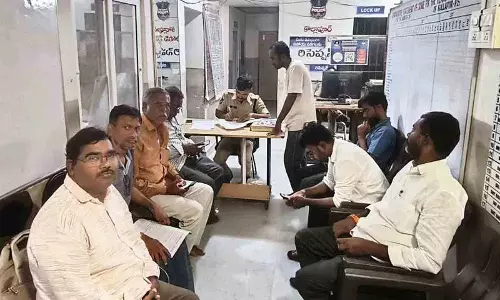 प्रेस की आज़ादी पर बेड़ियाँ.. कोल्लापुर में आधी रात को पत्रकार गिरफ़्तार