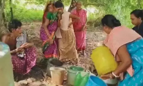 महिलाओं ने खुद उठाई जिम्मेदारी, अवैध शराब के अड्डे में की तोड़फोड़