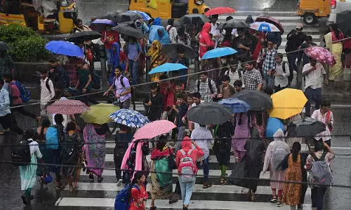 भारी बारिश से Hyderabad में पानी भर गया, यातायात बाधित
