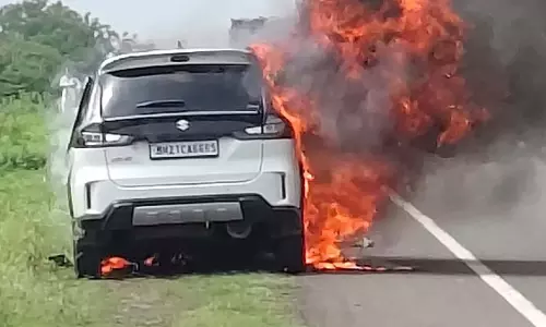 धुले-सोलापुर राजमार्ग पर सीएनजी कार राख में तब्दील, कारण की जांच जारी