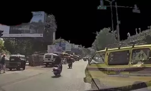 कोथरूड में स्कूल वैन ने तोड़ा ट्रैफिक सिग्नल, अभिभावकों में बढ़ी चिंता