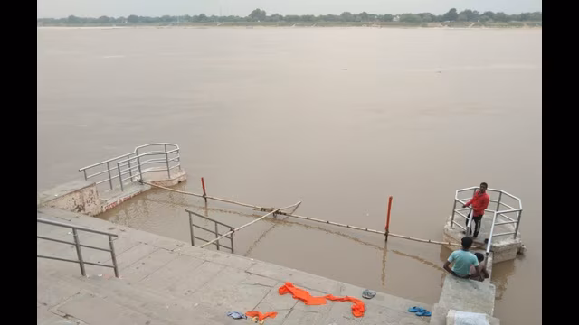 Mirzapur: गंगा में उफान से किसानों की कमर टूटी Mirzapur: गंगा में उफान से किसानों की कमर टूटी