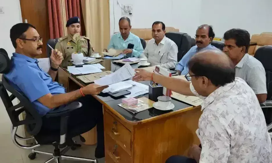 Sant Kabir Nagar: जिलाधिकारी ने पत्रकारों की समस्याएं सुनीं Sant Kabir Nagar: जिलाधिकारी ने पत्रकारों की समस्याएं सुनीं