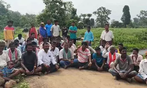 Asifabad में सड़क न होने पर ग्रामीणों ने चुनाव बहिष्कार की धमकी दी Asifabad में सड़क न होने पर ग्रामीणों ने चुनाव बहिष्कार की धमकी दी