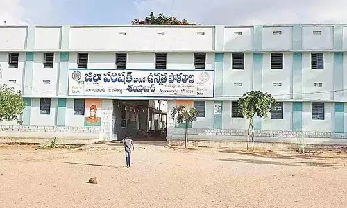 एक सरकारी स्कूल परिसर जो थोड़ी सी बारिश के बाद भी तालाब जैसा दिखता