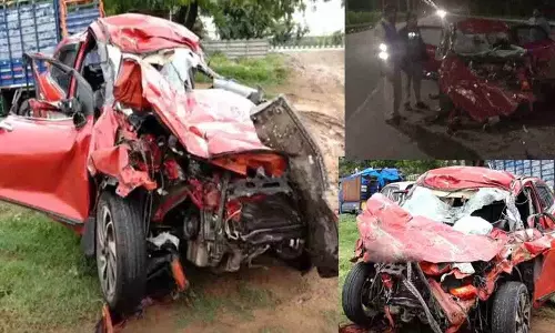 ORR पर खड़ी लॉरी से कार टकराई