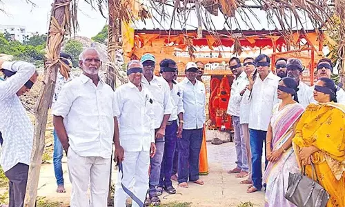 आंखों पर काली पट्टी बांधकर विरोध प्रदर्शन आंखों पर काली पट्टी बांधकर विरोध प्रदर्शन