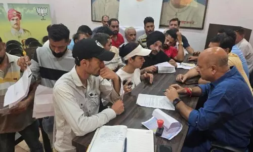Jammu: युद्धवीर सेठी ने जन शिकायत निवारण शिविर लगाया Jammu: युद्धवीर सेठी ने जन शिकायत निवारण शिविर लगाया