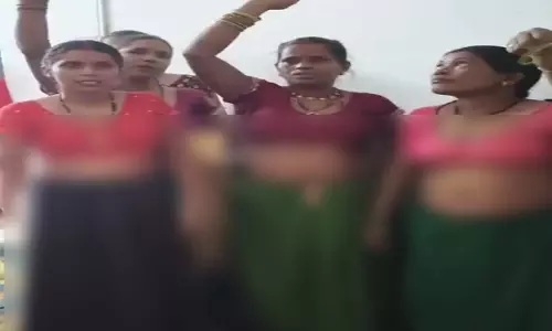 CG: विस्थापित महिलाओं ने SECL के खिलाफ किया अर्धनग्न विरोध प्रदर्शन