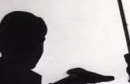 टीचर रोज मारती थी, स्कूल जाने से डरने लगी बच्ची, किड्स School में हंगामा टीचर रोज मारती थी, स्कूल जाने से डरने लगी बच्ची, किड्स School में हंगामा