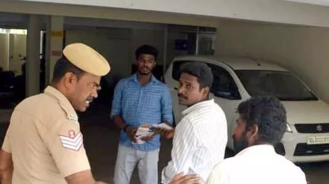 मधापुरम मंदिर गार्ड हत्या मामला: CBI अधिकारियों ने 5 लोगों से पूछताछ की मधापुरम मंदिर गार्ड हत्या मामला: CBI अधिकारियों ने 5 लोगों से पूछताछ की